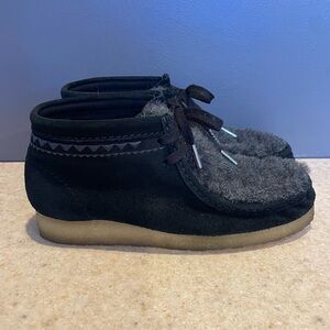 CLARK'S ORIGINALS Wallabee Black Interest Boots Suede Embroidered Faux Fur Vamp